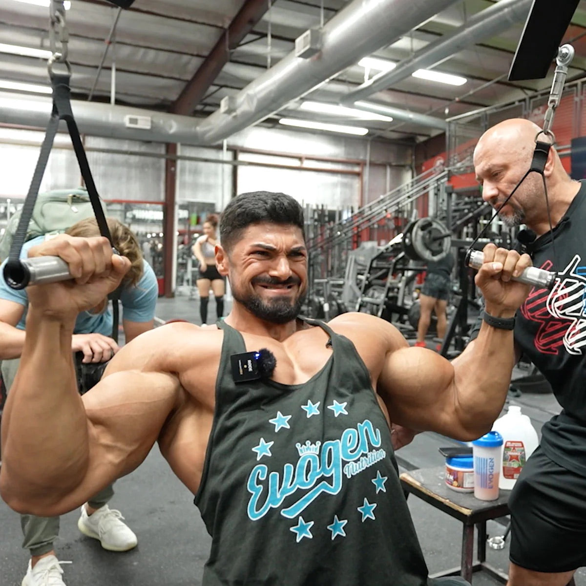 FST7-Tip: Gebruik dual cable lat pulldowns om een grotere rug te bouwen.